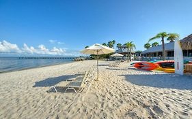 Charming One Bedroom Resort-Style Studio With Pool And Beach Access