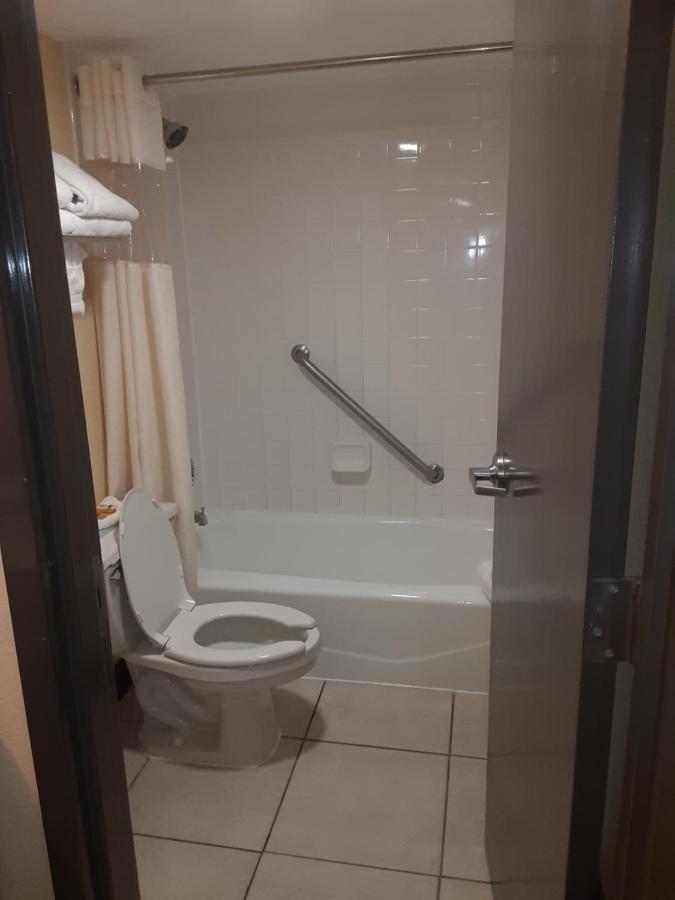 Charming One Bedroom Resort-Style Studio With Pool And Beach Access Ruskin Exterior photo