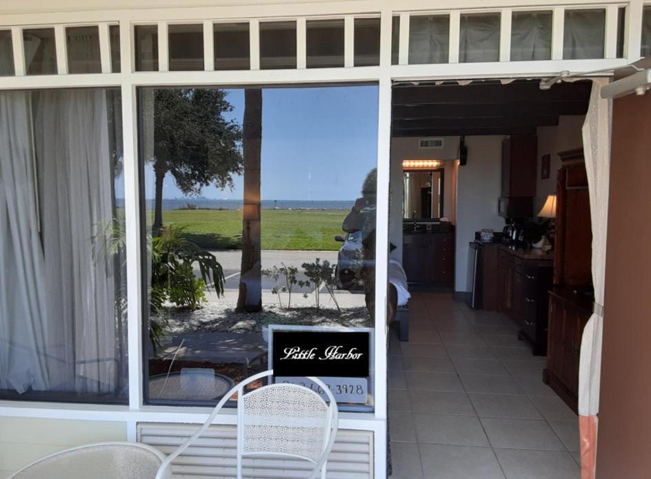 Charming One Bedroom Resort-Style Studio With Pool And Beach Access Ruskin Exterior photo