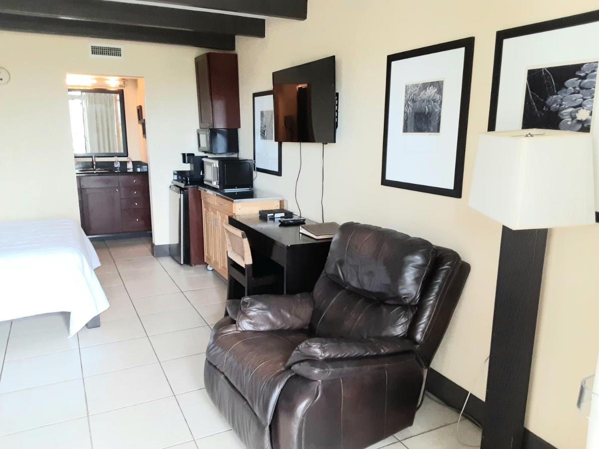 Charming One Bedroom Resort-Style Studio With Pool And Beach Access Ruskin Exterior photo